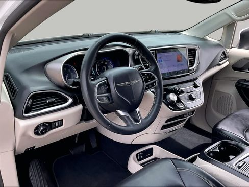 Used 2023 Chrysler Pacifica Touring-L FWD image 16