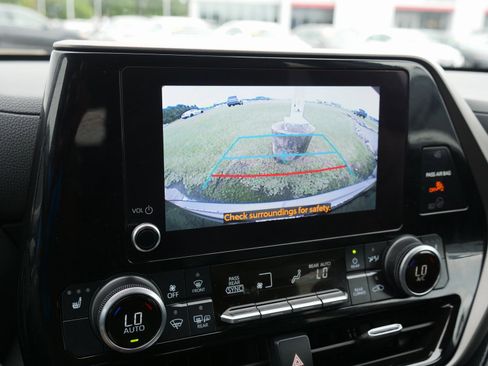 Used 2024 Toyota Highlander XLE image 26