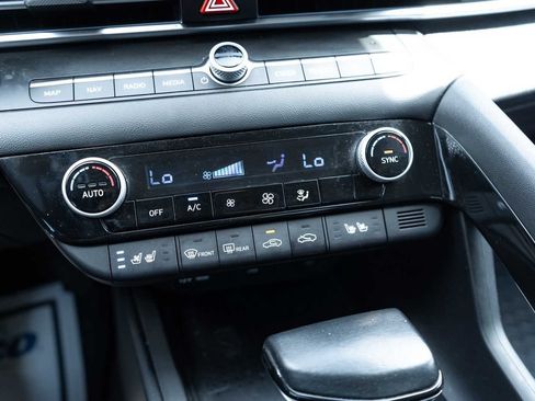 Used 2022 Hyundai Elantra Limited w/ Preferred Accessory Package FWD image 19