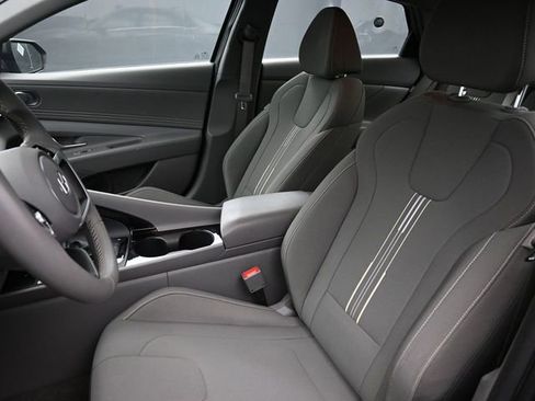 Used 2025 Hyundai Elantra SEL image 13