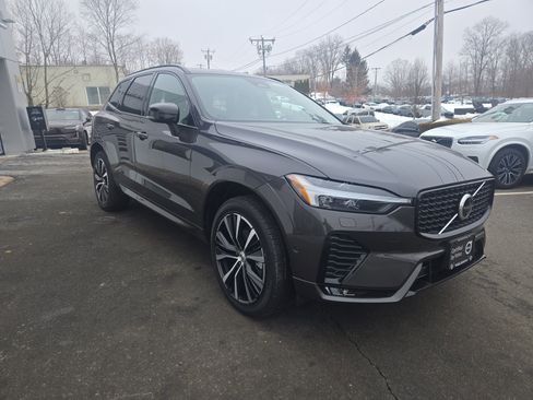 Certified 2025 Volvo XC60 B5 Plus image 3