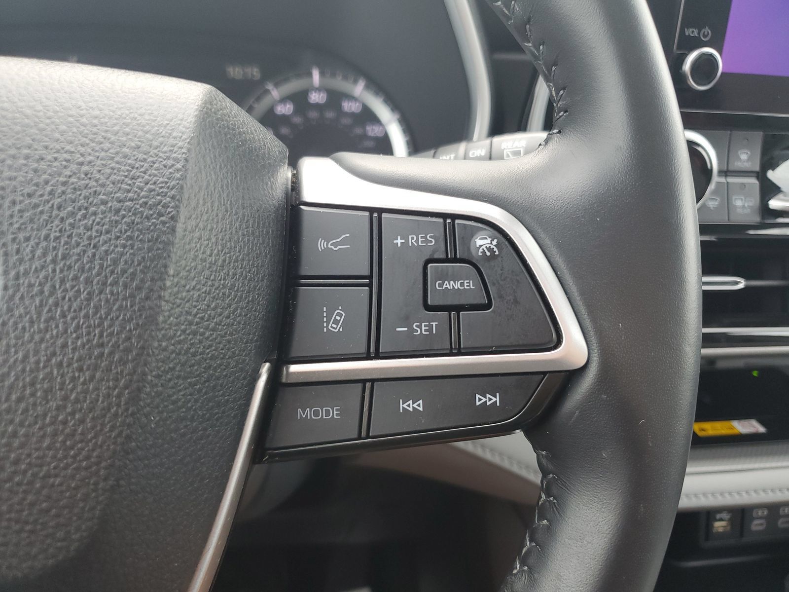 Used 2024 Toyota Highlander XLE AWD/4WD image 23