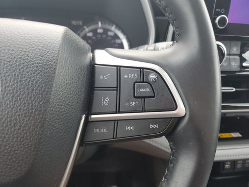 Used 2024 Toyota Highlander XLE AWD/4WD image 23
