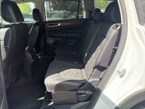 Used 2025 Volkswagen Atlas SE image 16