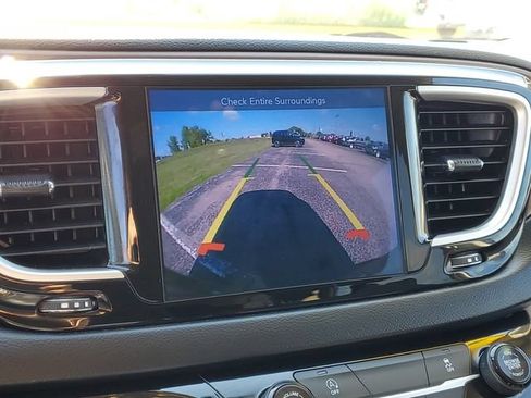 Used 2017 Chrysler Pacifica Touring Plus w/ Tire & Wheel Group FWD image 24