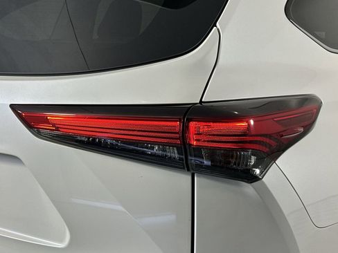 Used 2020 Toyota Highlander LE FWD image 26