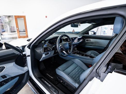 Used 2024 Audi e-tron GT Prestige image 33