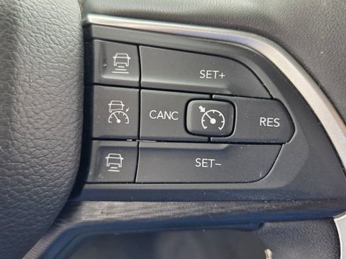 Used 2025 Jeep Grand Cherokee Altitude AWD/4WD image 28