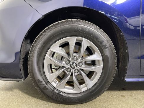 Certified 2023 Toyota Sienna XLE image 11