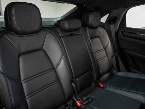 Used 2022 Porsche Cayenne Turbo S image 35