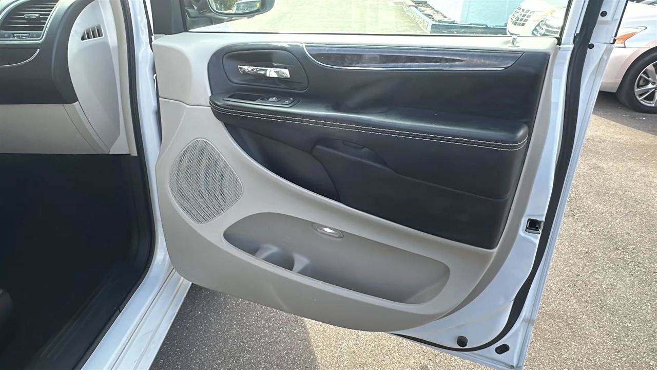 Used 2016 Chrysler Town & Country Touring FWD image 30