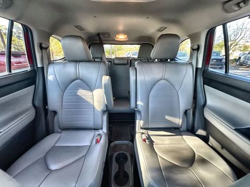 Used 2023 Toyota Highlander XLE image 31
