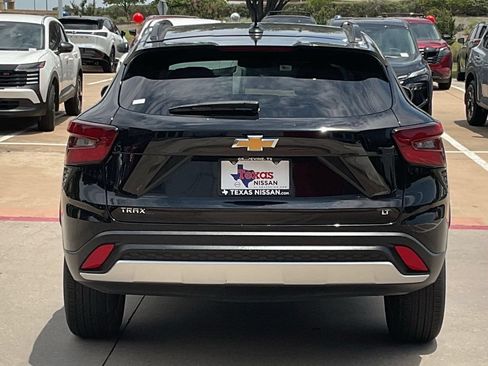 Used 2025 Chevrolet Trax LT w/ LT Convenience Package FWD image 5