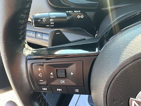 Used 2022 Nissan Pathfinder SV AWD/4WD image 14
