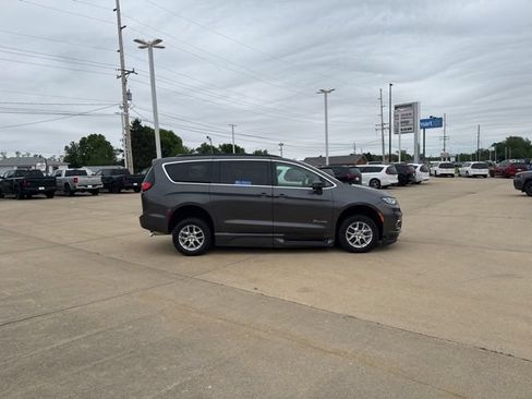 Used 2022 Chrysler Pacifica Touring-L FWD image 8