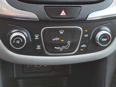 Used 2020 Chevrolet Equinox LS w/ LS Convenience Package image 24