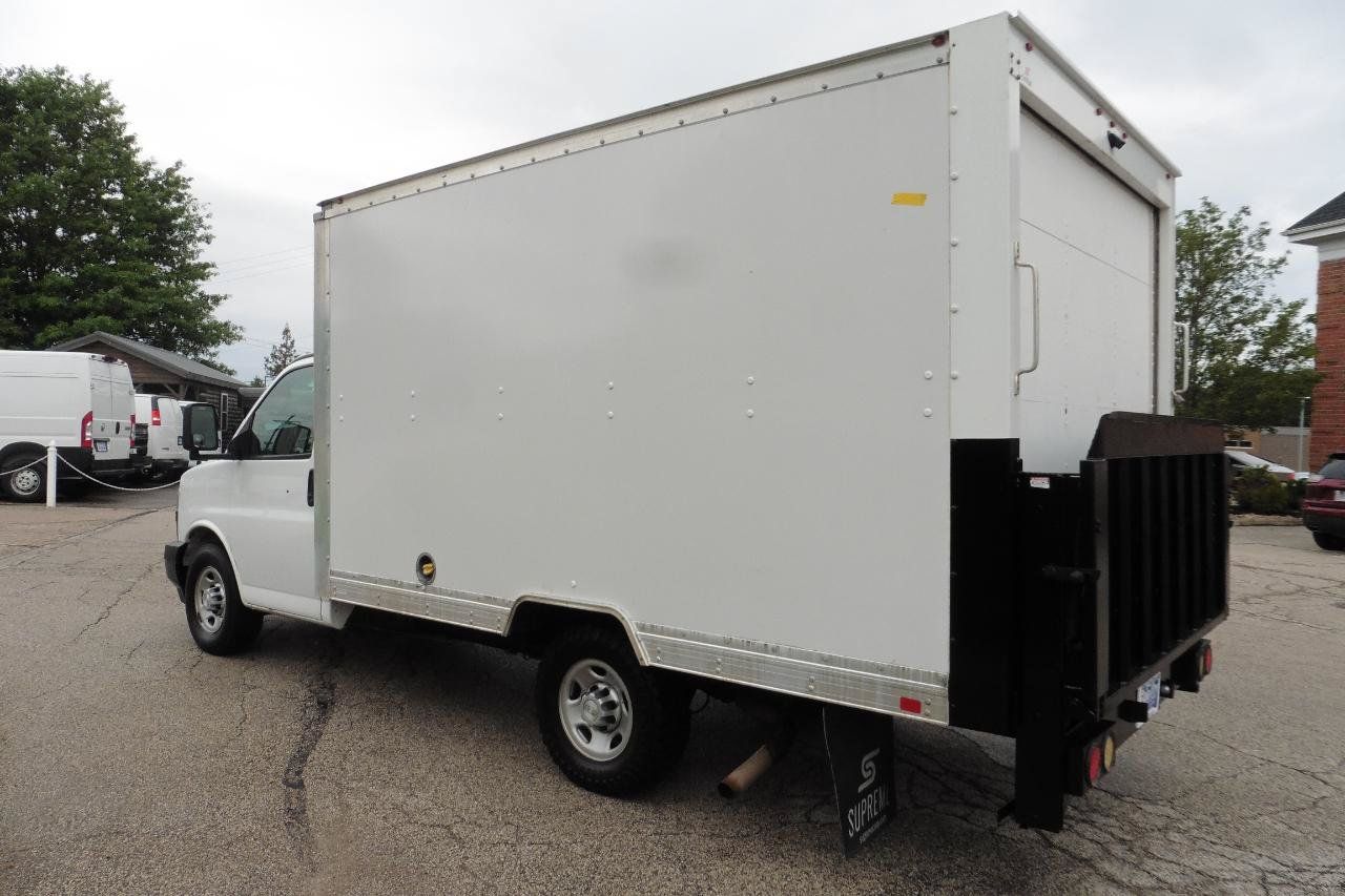Used 2018 Chevrolet Express 3500 RWD image 2