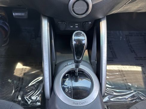 Used 2017 Hyundai Veloster FWD image 13