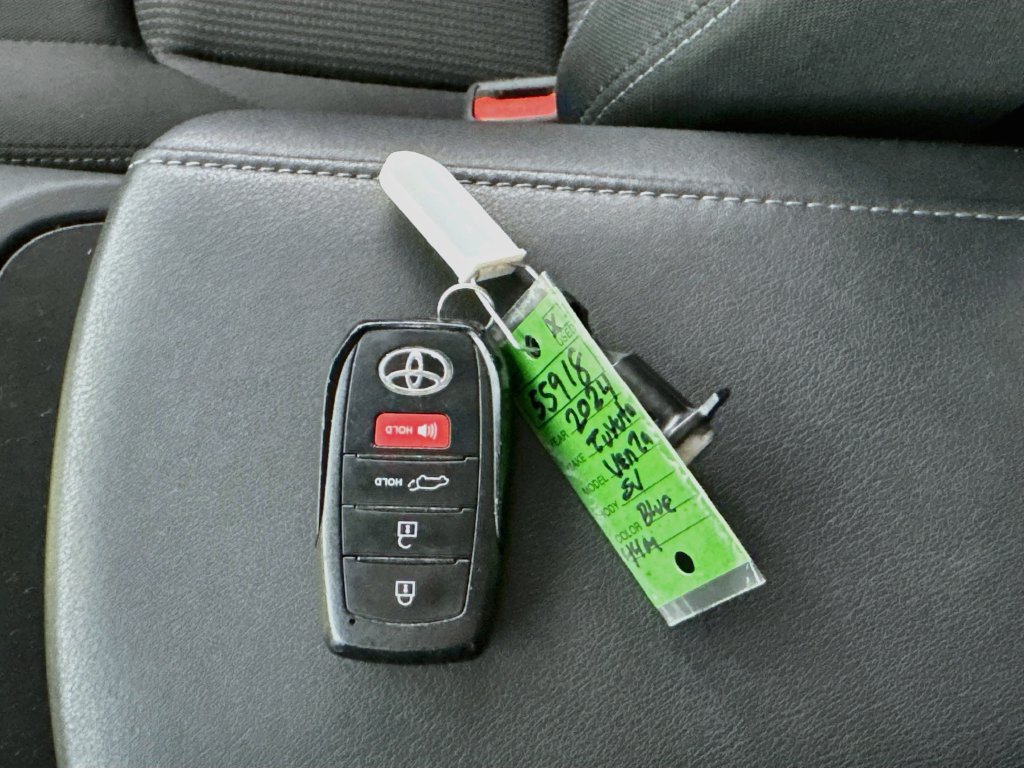 Used 2024 Toyota Venza LE AWD/4WD image 27