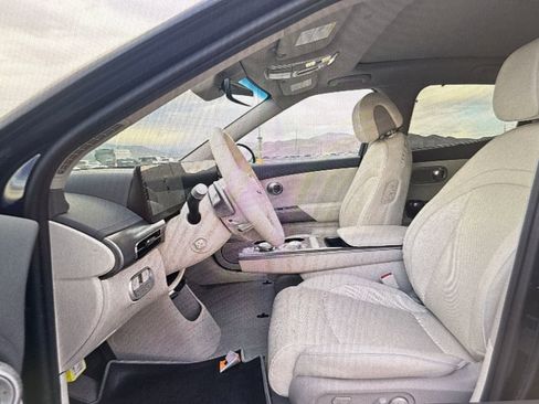 Used 2025 Genesis GV60 Advanced image 6