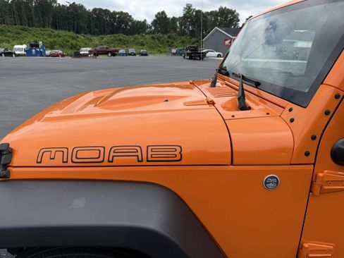 Used 2013 Jeep Wrangler Unlimited Sahara w/ Dual Top Group AWD/4WD image 10