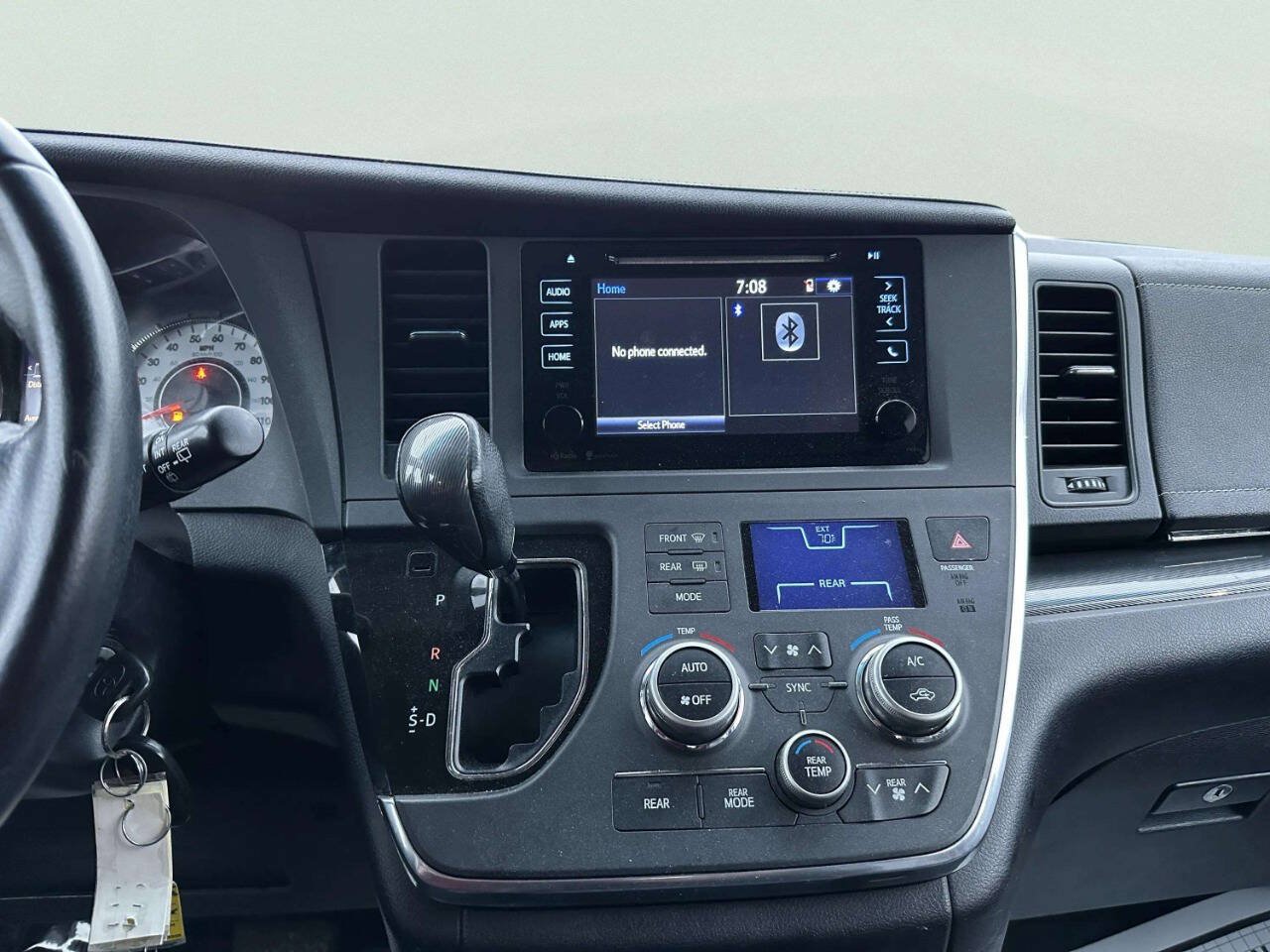Used 2015 Toyota Sienna SE FWD image 31