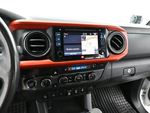 Used 2019 Toyota Tacoma TRD Sport image 17