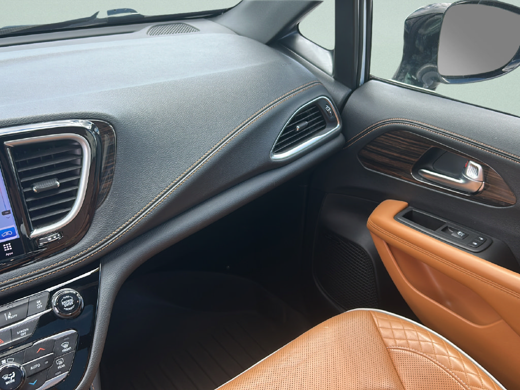 Used 2023 Chrysler Pacifica Pinnacle FWD image 18
