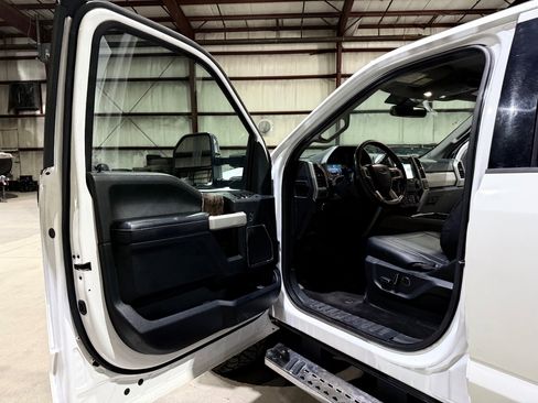 Used 2018 Ford F250 Lariat w/ Chrome Package image 12