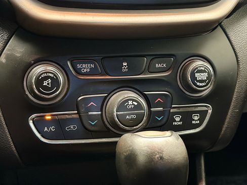 Used 2017 Jeep Cherokee Limited image 10