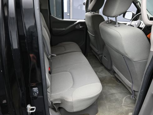 Used 2016 Nissan Frontier SV image 12