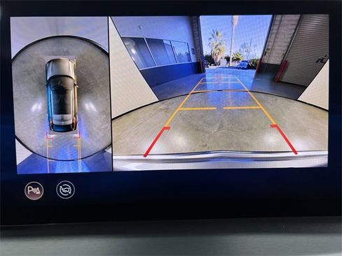 Used 2025 Cadillac Lyriq Luxury image 15