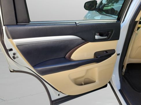 Used 2018 Toyota Highlander XLE FWD image 25