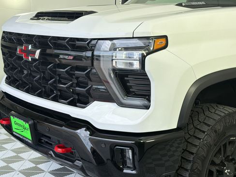 Used 2025 Chevrolet Silverado 2500 ZR2 w/ Technology Package image 11