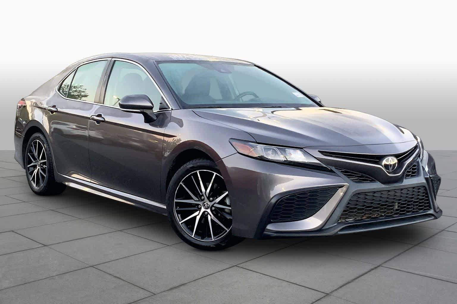 Used 2022 Toyota Camry SE FWD image 3