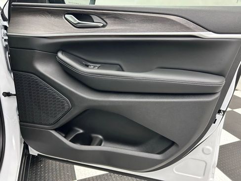 New 2025 Jeep Grand Cherokee L Limited image 19