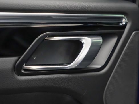 Certified 2025 Porsche Macan image 15