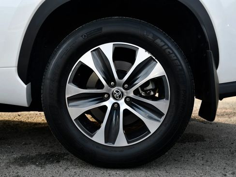 Used 2023 Toyota Highlander XLE image 30