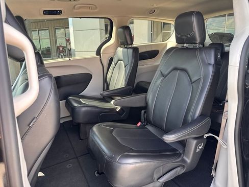 Used 2024 Chrysler Pacifica Touring-L FWD image 6