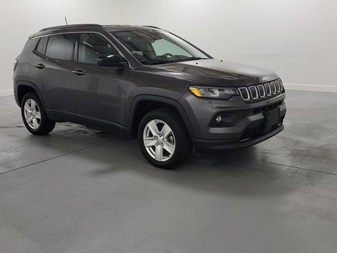 Used 2022 Jeep Compass Latitude image 2