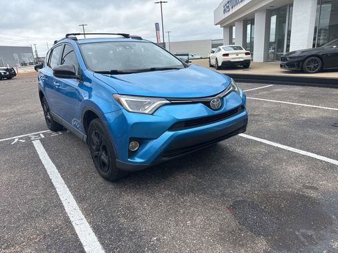 Used 2018 Toyota RAV4 LE FWD image 2