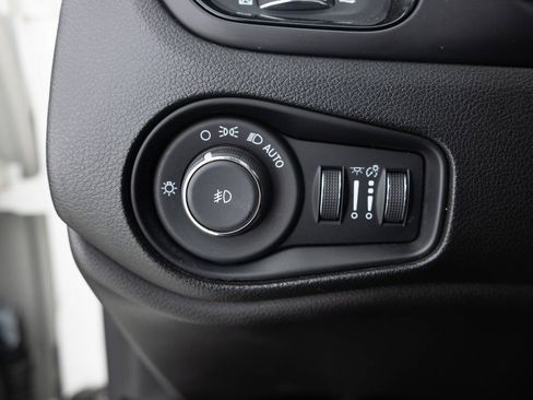 Used 2018 Jeep Renegade Altitude w/ UConnect 8.4 Nav Group AWD/4WD image 37