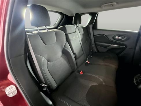 Used 2019 Jeep Cherokee Latitude w/ Popular Appearance Group FWD image 20