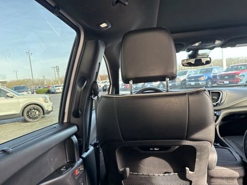 Used 2025 Chrysler Pacifica Limited FWD image 30