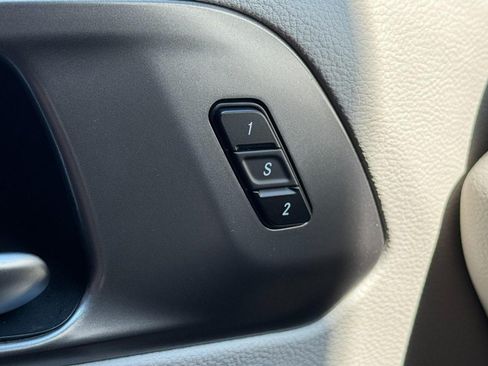 Used 2024 Chrysler Pacifica Touring-L FWD image 19