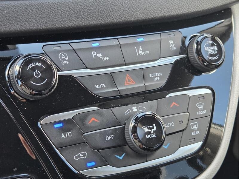 Used 2024 Chrysler Pacifica Touring-L FWD image 27
