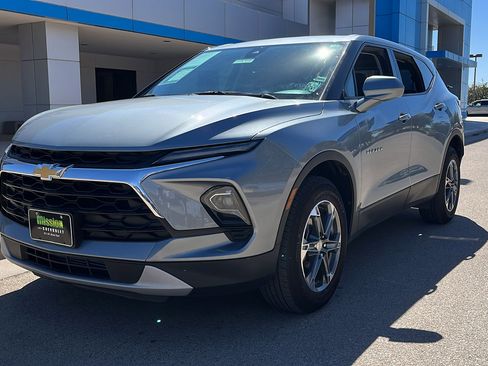 Used 2025 Chevrolet Blazer LT image 3