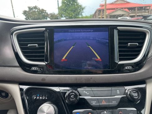 Used 2017 Chrysler Pacifica Touring-L w/ 13 Speaker Alpine Sound Group FWD image 9