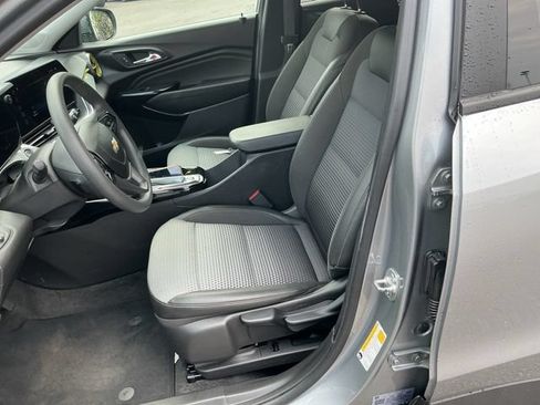 Used 2025 Chevrolet Trax LT FWD image 9