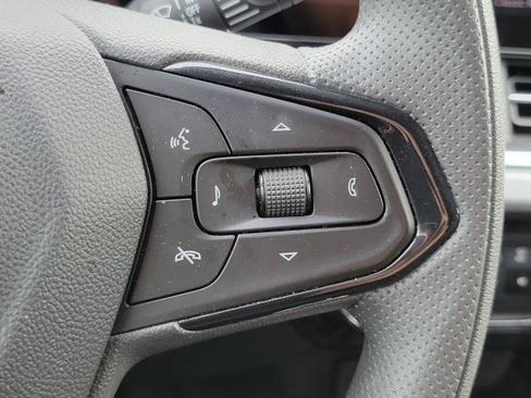 Used 2025 Chevrolet Trax LT FWD image 17